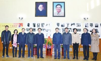 牢記囑托奮發圖強 不忘初心建好廣安2月18日，市委書記侯曉春，市委副書記、市長羅增斌，市委副書記嚴春風等市領導，代表470萬廣安人民前往北京原鄧小平住地敬獻鮮花，參觀《緬懷首長·不忘初心》圖片展和鄧小平曾經的工作生活場所，表達家鄉人民對鄧小平同志的深切緬懷和崇高敬意。【詳細】 