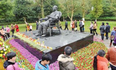 故園情深憶偉人今年2月19日，是鄧小平同志逝世20周年紀念日。連日來，記者走進鄧小平故居、北山小學堂、翰林院子等鄧小平同志青少年時期活動的場所，看到不少群眾前來悼念，他們用發自肺腑的話語表達對小平同志最深情的懷念。【詳細】 