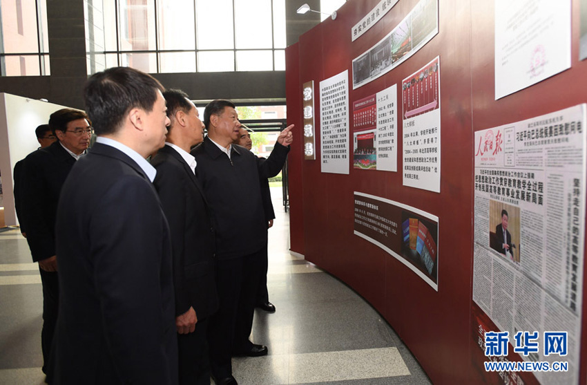 5月3日，中共中央總書記、國家主席、中央軍委主席習(xí)近平來到中國政法大學(xué)考察。這是習(xí)近平參觀校史及成果展。 新華社記者 李學(xué)仁 攝