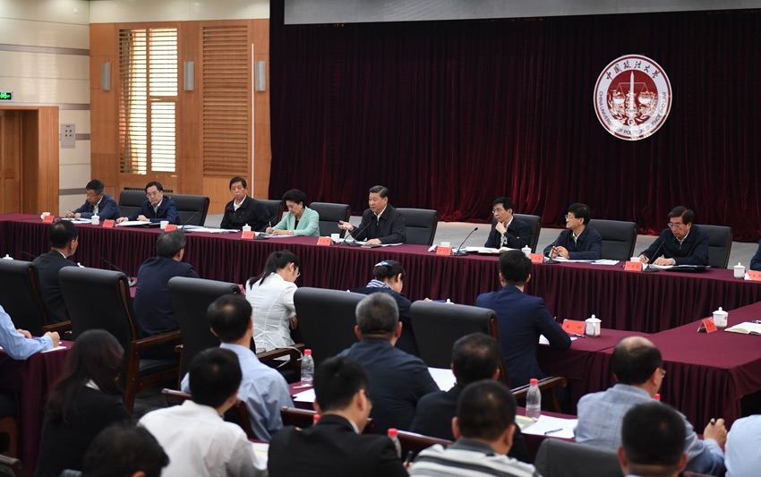 5月3日，中共中央總書記、國(guó)家主席、中央軍委主席習(xí)近平來(lái)到中國(guó)政法大學(xué)考察。這是習(xí)近平同中國(guó)政法大學(xué)師生和首都法學(xué)專家、法治工作者代表、高校負(fù)責(zé)同志座談。新華社記者 李學(xué)仁 攝