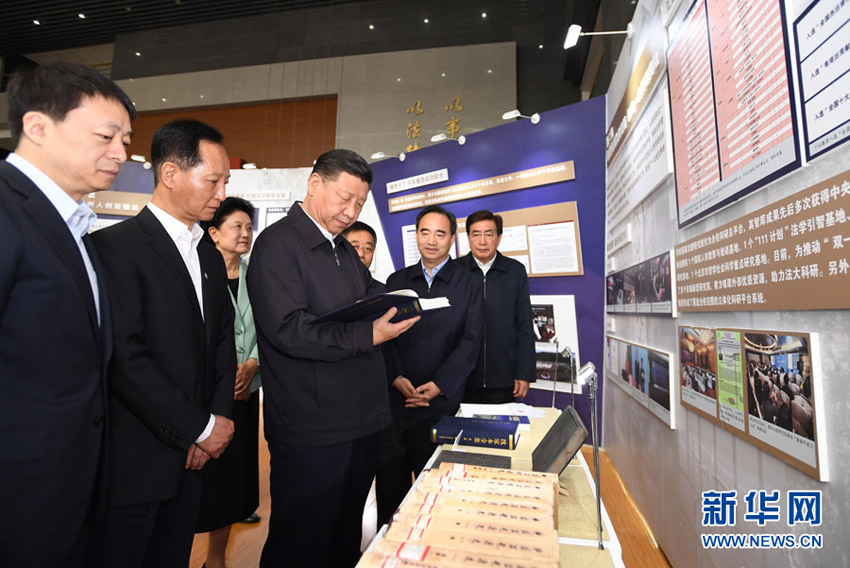 5月3日，中共中央總書記、國家主席、中央軍委主席習(xí)近平來到中國政法大學(xué)考察。這是習(xí)近平參觀校史及成果展。 新華社記者 李學(xué)仁 攝