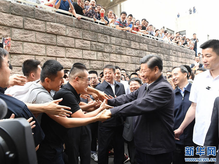 5月3日，中共中央總書記、國家主席、中央軍委主席習(xí)近平來到中國政法大學(xué)考察。這是習(xí)近平同校園道路兩旁的師生熱情握手。 新華社記者李學(xué)仁 攝