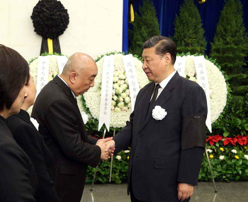 5月11日，布赫同志遺體在北京八寶山革命公墓火化。習近平、李克強、張德江、俞正聲、劉雲山、王岐山、張高麗、胡錦濤等前往八寶山送別。這是習近平與布赫親屬握手，表示深切慰問。新華社記者 姚大偉 攝