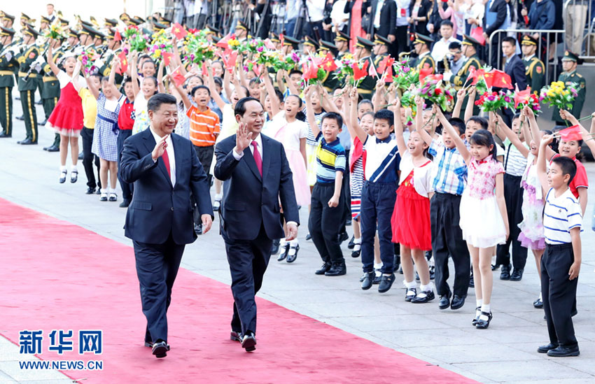 5月11日，國家主席習近平在北京人民大會堂同越南國家主席陳大光舉行會談。這是會談前，習近平在人民大會堂東門外廣場為陳大光舉行歡迎儀式。新華社記者 鞠鵬 攝