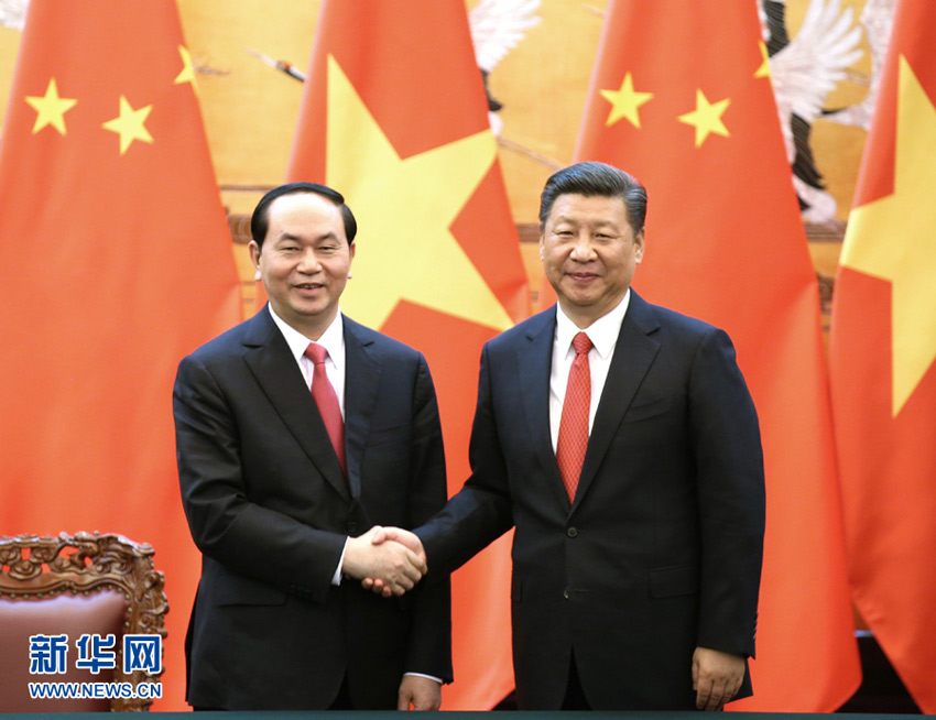 5月11日，國家主席習近平在北京人民大會堂同越南國家主席陳大光舉行會談。這是會談后，兩國元首共同見証雙邊合作文件的簽署。 新華社記者姚大偉 攝