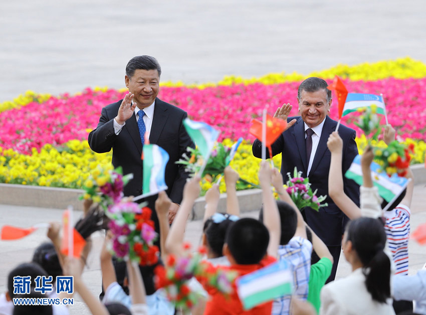 5月12日，國家主席習近平在北京人民大會堂同烏茲別克斯坦總統米爾濟約耶夫舉行會談。這是會談前，習近平在人民大會堂東門外廣場為米爾濟約耶夫舉行歡迎儀式。新華社記者王曄攝