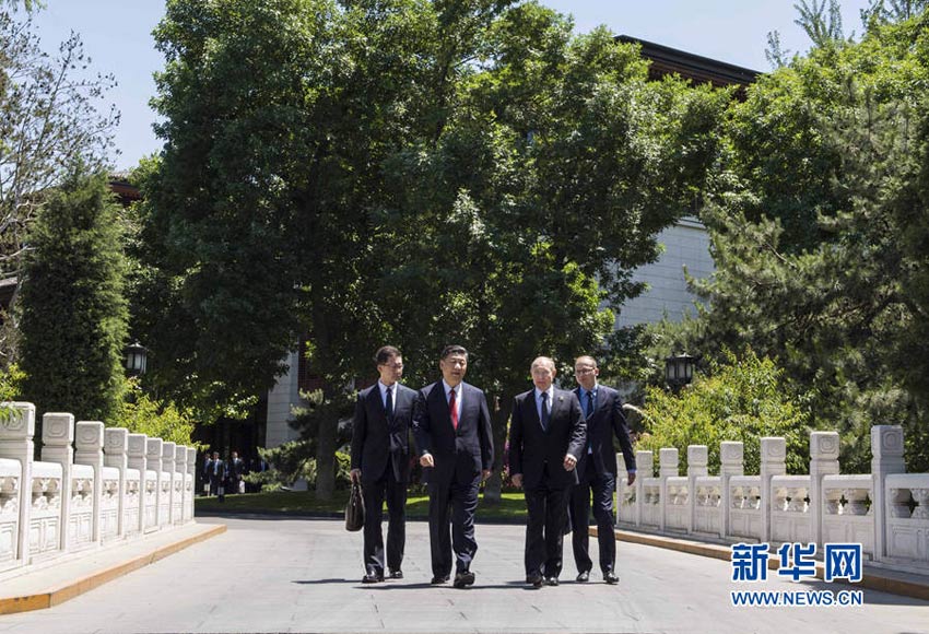 5月14日，國家主席習(xí)近平在北京釣魚臺國賓館會見來華出席“一帶一路”國際合作高峰論壇的俄羅斯總統(tǒng)普京。會見后，習(xí)近平同普京在釣魚臺國賓館散步。新華社記者 李濤 攝