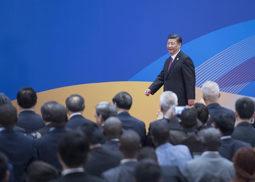 5月15日，“一帶一路”國際合作高峰論壇在北京雁棲湖國際會議中心舉行圓桌峰會，國家主席習近平主持會議並致辭。圓桌峰會閉幕后，習近平會見中外記者，介紹“一帶一路”國際合作高峰論壇會議情況和主要成果。這是習近平步入記者會現場。新華社記者 李濤 攝