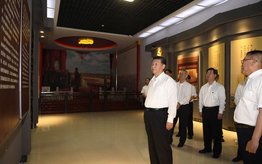 6月21日，中共中央總書記、國家主席、中央軍委主席習近平到山西考察調(diào)研。這是習近平來到興縣，參觀晉綏邊區(qū)革命紀念館。新華社記者 李學仁 攝
