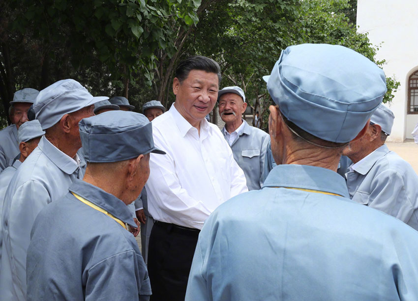 6月21日，中共中央總書記、國家主席、中央軍委主席習近平到山西考察調研。這是習近平來到興縣晉綏軍區司令部舊址，同當年在晉綏邊區參加對敵斗爭的老戰士們親切交談。新華社記者 龐興雷 攝