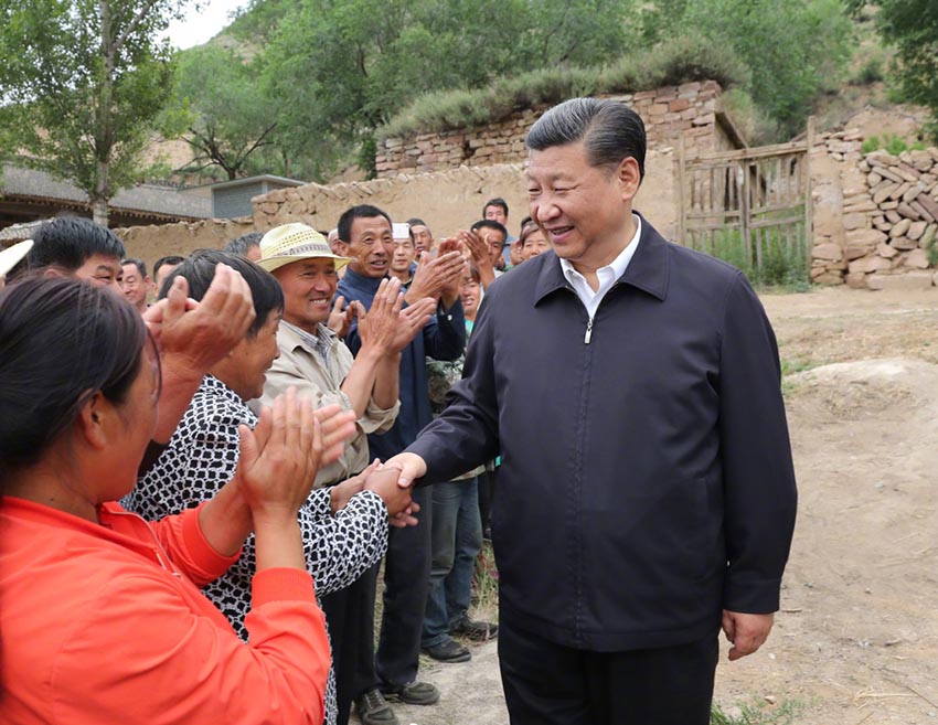 6月21日，中共中央總書記、國家主席、中央軍委主席習近平到山西考察調(diào)研。這是習近平在忻州市岢嵐縣趙家窪村同群眾親切交談。新華社記者 龐興雷 攝