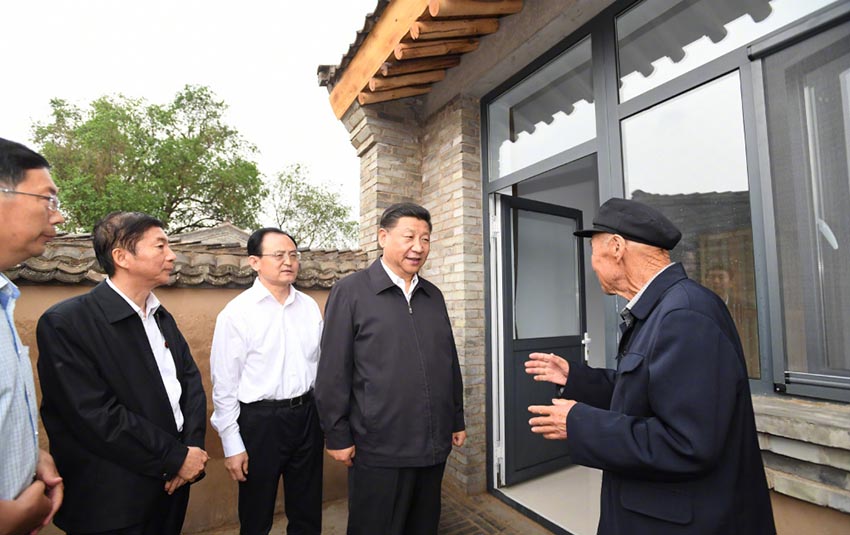 6月21日，中共中央總書記、國家主席、中央軍委主席習近平到山西考察調研。這是習近平來到忻州市岢嵐縣易地扶貧搬遷集中安置點——宋家溝新村村民張貴明家中看望。新華社記者 李學仁 攝