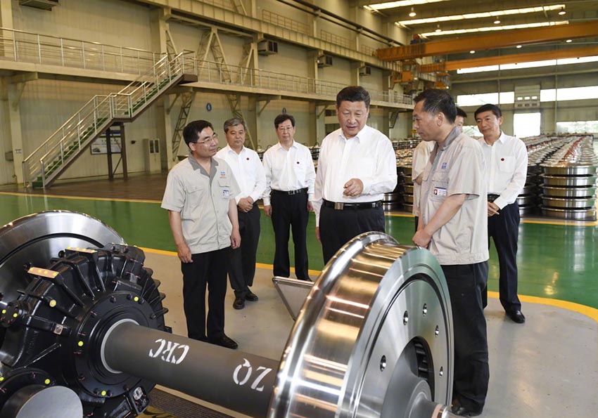 6月22日，中共中央總書記、國家主席、中央軍委主席習近平在山西太原考察企業。這是習近平在太原重工軌道交通設備有限公司車輪車間考察。新華社記者 李學仁 攝