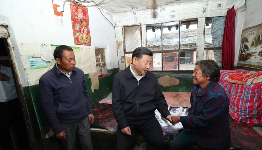 6月21日，中共中央總書記、國家主席、中央軍委主席習近平到山西考察調研。這是習近平來到忻州市岢嵐縣趙家窪村看望貧困村民王三女。新華社記者 龐興雷 攝