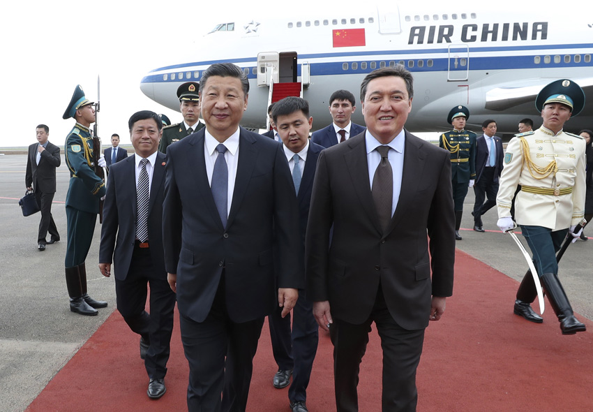 6月7日，國家主席習近平乘專機抵達哈薩克斯坦共和國首都阿斯塔納，開始對哈薩克斯坦共和國進行國事訪問並出席上海合作組織成員國元首理事會第十七次會議和阿斯塔納專項世博會開幕式。習近平在機場受到哈薩克斯坦第一副總理馬明等熱情迎接。新華社記者 龐興雷 攝