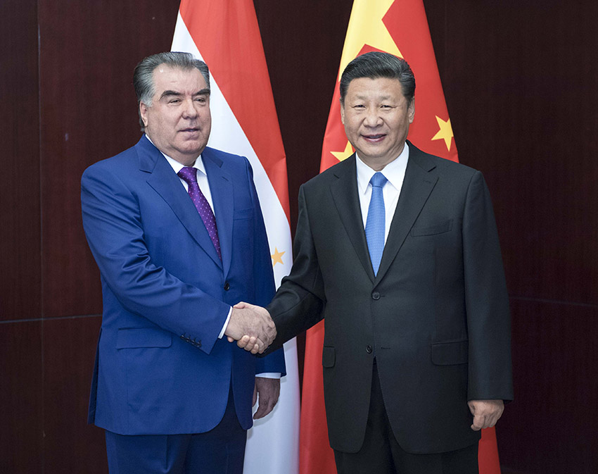 6月9日，國(guó)家主席習(xí)近平在阿斯塔納會(huì)見(jiàn)塔吉克斯坦總統(tǒng)拉赫蒙。新華社記者 李濤 攝