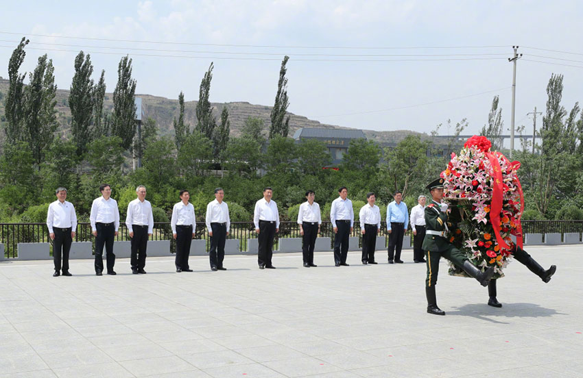 6月21日，中共中央總書記、國家主席、中央軍委主席習近平到山西考察調研。這是習近平來到興縣，參觀晉綏邊區革命紀念館，向革命烈士敬獻花籃。新華社記者 龐興雷 攝