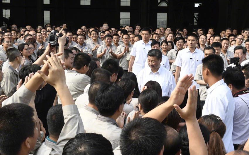 6月22日，中共中央總書記、國家主席、中央軍委主席習近平在山西太原考察企業。這是習近平與太原重工軌道交通設備有限公司職工親切交流。新華社記者 李學仁 攝