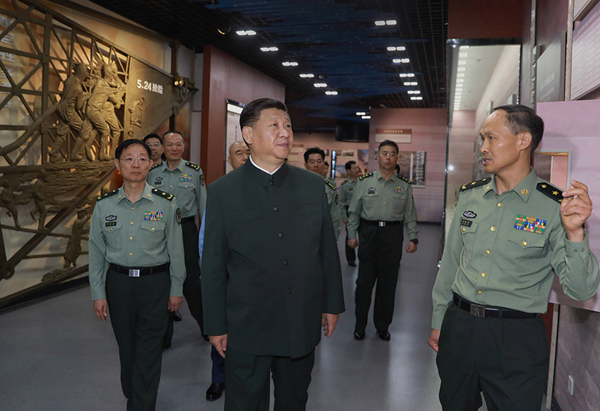 6月22日，正在山西省考察工作的中共中央總書記、國家主席、中央軍委主席習(xí)近平來到駐晉部隊某基地視察調(diào)研，代表黨中央和中央軍委，向基地組建50周年致以熱烈的祝賀，向老一輩創(chuàng)業(yè)者、廣大基地官兵致以崇高的敬意和誠摯的問候。這是習(xí)近平視察基地軍史館。 新華社記者 李剛 攝
