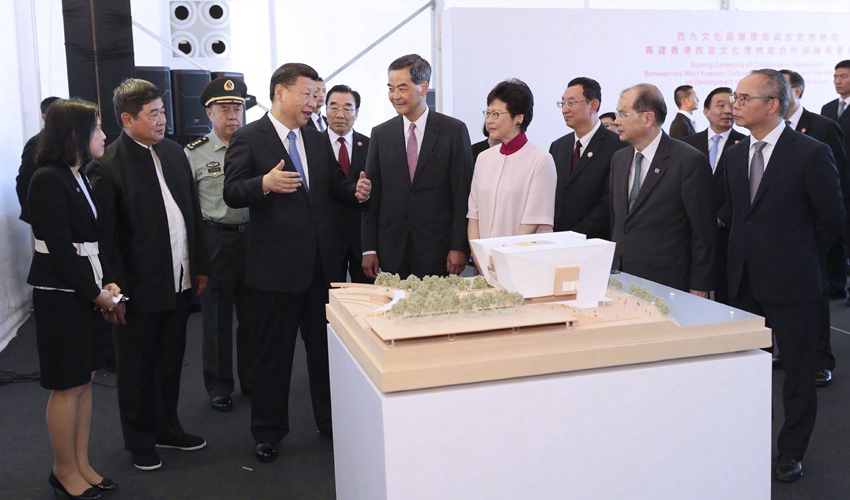 這是習近平在簽署儀式前聽取西九文化區(qū)規(guī)劃和香港故宮文化博物館選址建設等情況的介紹。新華社記者 蘭紅光 攝