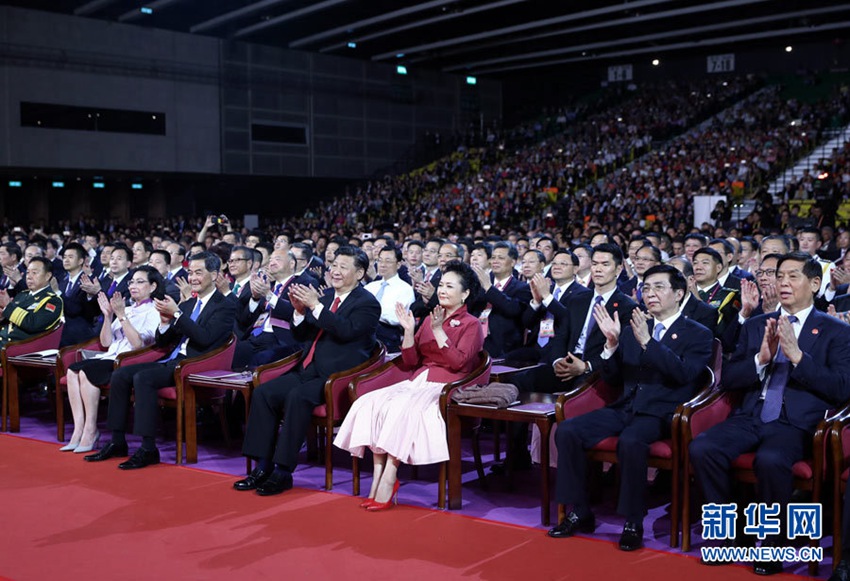 6月30日晚，中共中央總書記、國家主席、中央軍委主席習(xí)近平在香港會(huì)展中心觀看《心連心·創(chuàng)未來》慶祝香港回歸祖國20周年文藝晚會(huì)。新華社記者 鞠鵬 攝