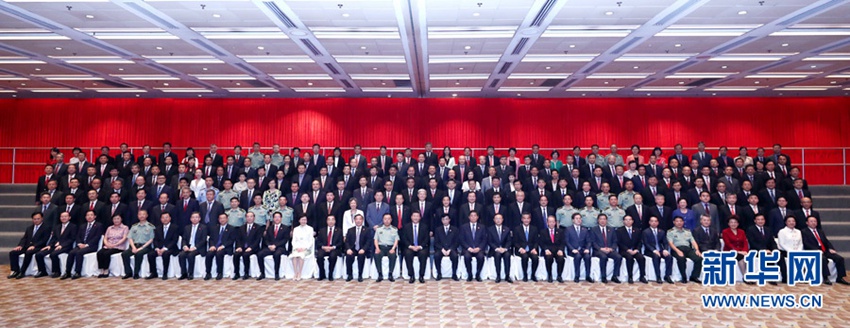 6月30日下午，中共中央總書記、國家主席、中央軍委主席習(xí)近平在香港會(huì)見中央駐港機(jī)構(gòu)和主要中資機(jī)構(gòu)負(fù)責(zé)人，並發(fā)表重要講話。新華社記者 鞠鵬 攝
