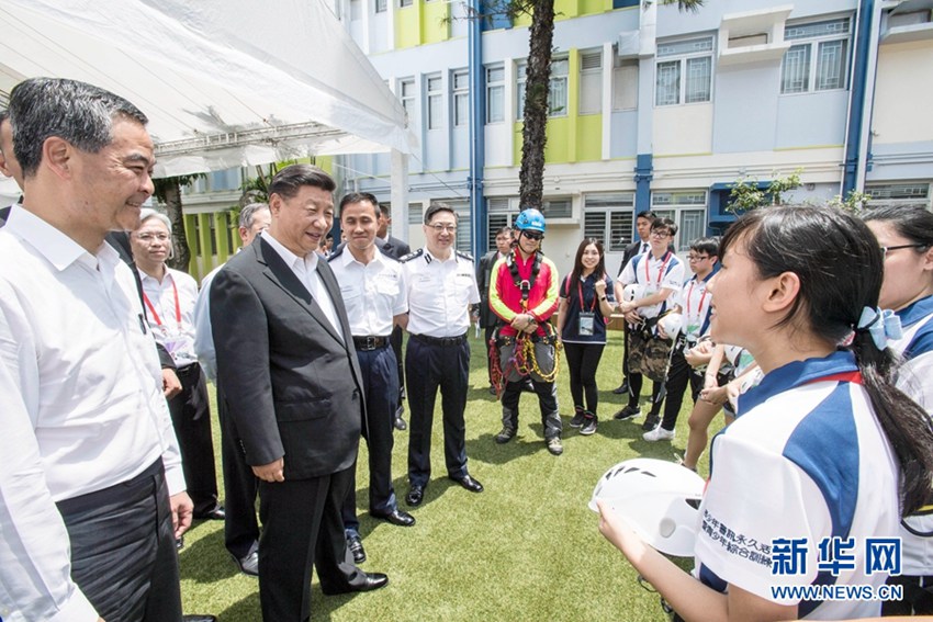 這是習近平同少年警訊成員親切交談。新華社記者 李濤 攝