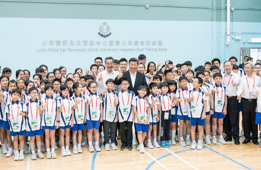 6月30日上午，國家主席習近平來到香港少年警訊永久活動中心暨青少年綜合訓練營考察，看望正在訓練的香港青少年。這是習近平同少年警訊成員合影。新華社記者 李濤 攝