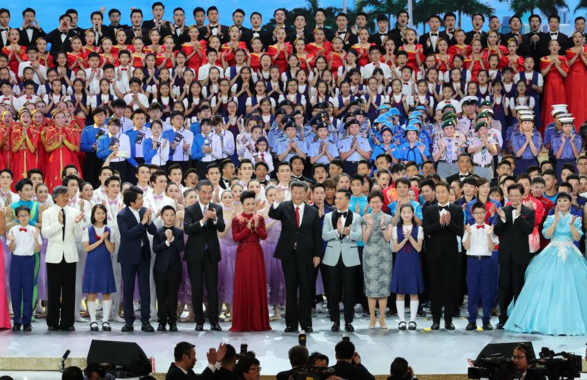 6月30日晚，中共中央總書記、國家主席、中央軍委主席習(xí)近平在香港會展中心觀看《心連心·創(chuàng)未來》慶祝香港回歸祖國20周年文藝晚會。這是晚會最后，習(xí)近平走上舞臺，同主要演職人員一一握手，並同全場一起高唱《歌唱祖國》，祝願偉大祖國繁榮昌盛，祝福香港明天更加美好。新華社記者 馬佔成 攝