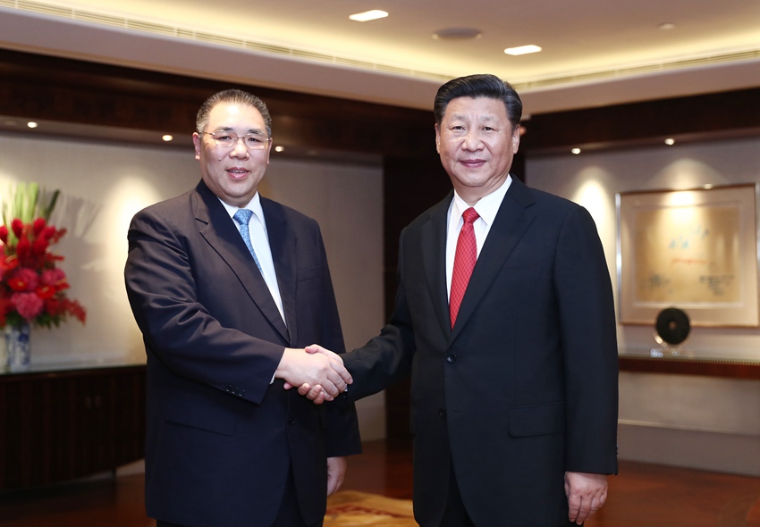 6月30日下午，國(guó)家主席習(xí)近平在香港會(huì)見(jiàn)前來(lái)出席慶祝香港回歸祖國(guó)20周年活動(dòng)的澳門特別行政區(qū)行政長(zhǎng)官崔世安。新華社記者 鞠鵬 攝