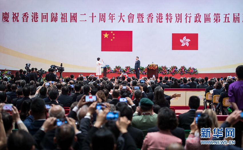 7月1日上午，慶祝香港回歸祖國(guó)20周年大會(huì)暨香港特別行政區(qū)第五屆政府就職典禮在香港會(huì)展中心隆重舉行。中共中央總書(shū)記、國(guó)家主席、中央軍委主席習(xí)近平出席並發(fā)表重要講話(huà)。這是習(xí)近平監(jiān)誓，香港特別行政區(qū)第五任行政長(zhǎng)官林鄭月娥宣誓就職。新華社記者 李濤 攝