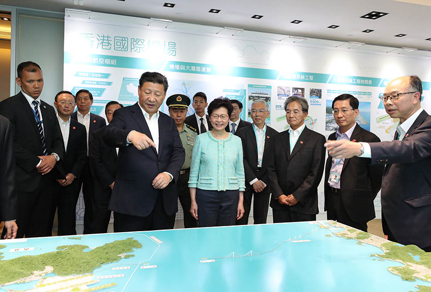 7月1日上午，國家主席習近平在香港特別行政區(qū)行政長官林鄭月娥陪同下，考察港珠澳大橋香港段建設(shè)工地和香港國際機場第三跑道建設(shè)情況。這是習近平來到香港國際機場，考察第三跑道建設(shè)情況，觀看展板和沙盤模型。 新華社記者 丁林 攝