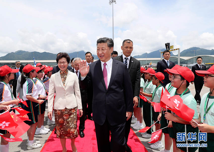 7月1日中午，中共中央總書記、國家主席、中央軍委主席習近平圓滿結束在香港的各項活動，從香港乘專機返回北京。這是在歡送儀式上，習近平向歡送隊伍揮手道別。 新華社記者 蘭紅光 攝
