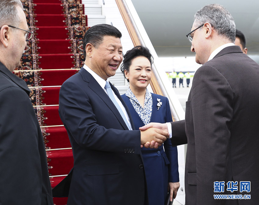 7月3日，國家主席習近平乘專機抵達莫斯科，開始對俄羅斯聯邦進行國事訪問。這是習近平和夫人彭麗媛受到俄羅斯政府高級官員熱情迎接。新華社記者 謝環馳 攝