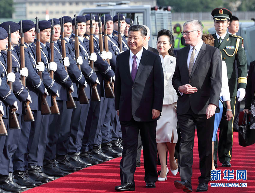 7月4日，國(guó)家主席習(xí)近平乘專機(jī)抵達(dá)柏林，開始對(duì)德意志聯(lián)邦共和國(guó)進(jìn)行國(guó)事訪問。德國(guó)政府高級(jí)官員在舷梯旁迎接習(xí)近平和夫人彭麗媛。新華社記者 王曄 攝