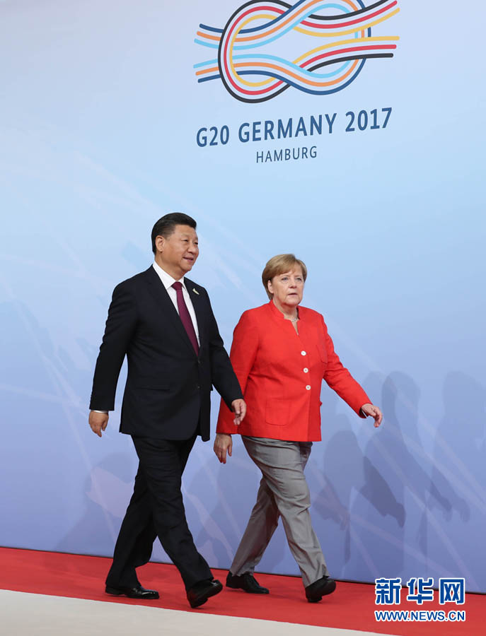 7月7日，二十國集團領(lǐng)導人第十二次峰會在德國漢堡舉行。國家主席習近平出席並發(fā)表題為《堅持開放包容　推動聯(lián)動增長》的重要講話。這是峰會開始前，習近平受到德國總理默克爾迎接。新華社記者 劉衛(wèi)兵 攝