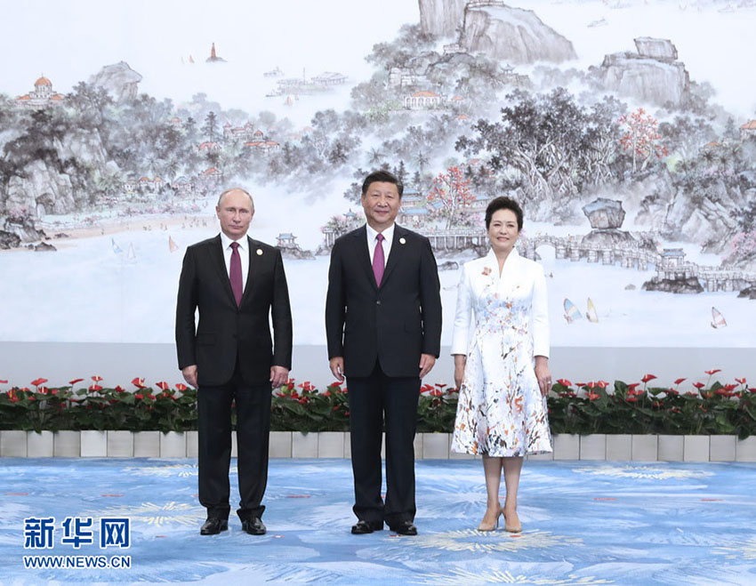 9月4日，國(guó)家主席習(xí)近平和夫人彭麗媛在廈門(mén)國(guó)際會(huì)議中心舉行宴會(huì)，歡迎金磚國(guó)家和新興市場(chǎng)國(guó)家與發(fā)展中國(guó)家對(duì)話(huà)會(huì)受邀國(guó)領(lǐng)導(dǎo)人及配偶、嘉賓。這是習(xí)近平和彭麗媛迎候俄羅斯總統(tǒng)普京。新華社記者 馬佔(zhàn)成 攝
