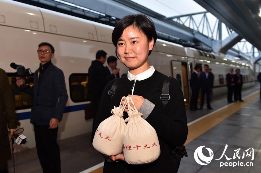 黨的十九大代表、沈陽市蘇家屯區(qū)官立堡村黨支部第一書記吳書香帶著蘇家屯區(qū)八一街道自己種的大米來到北京。（人民網(wǎng)記者 翁奇羽 攝）