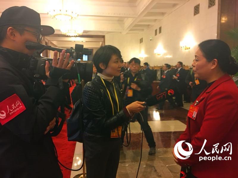 十九大代表走出開幕會(huì)現(xiàn)場(chǎng)。圖為代表接受人民網(wǎng)記者采訪,熱議習(xí)近平總書記十九大報(bào)告。 (人民網(wǎng)記者 史雅喬 攝)