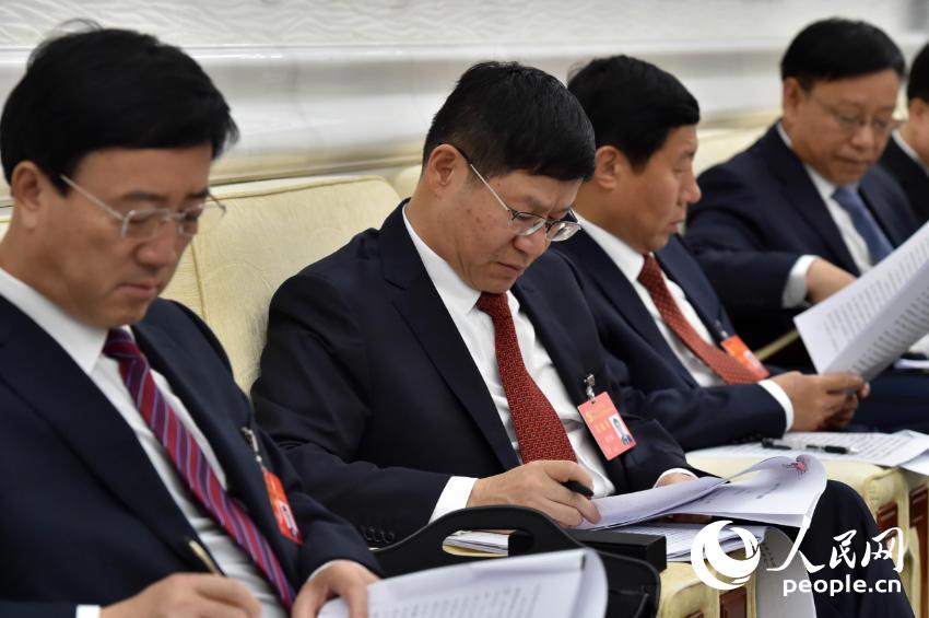 寧夏團代表討論黨的十九大報告（人民網記者 翁奇羽 攝）