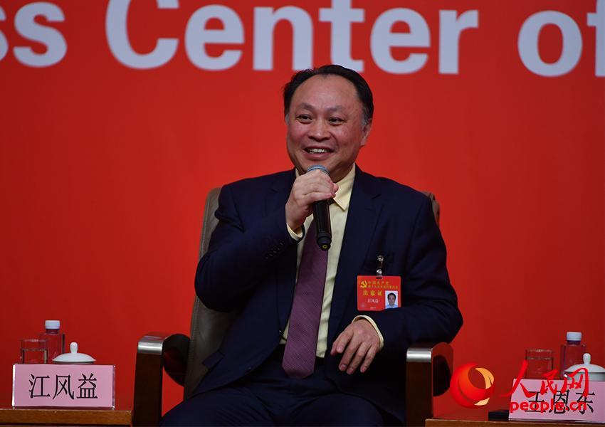 南昌大學黨委常委、副校長江風益接受採訪（人民網記者 於凱 攝）