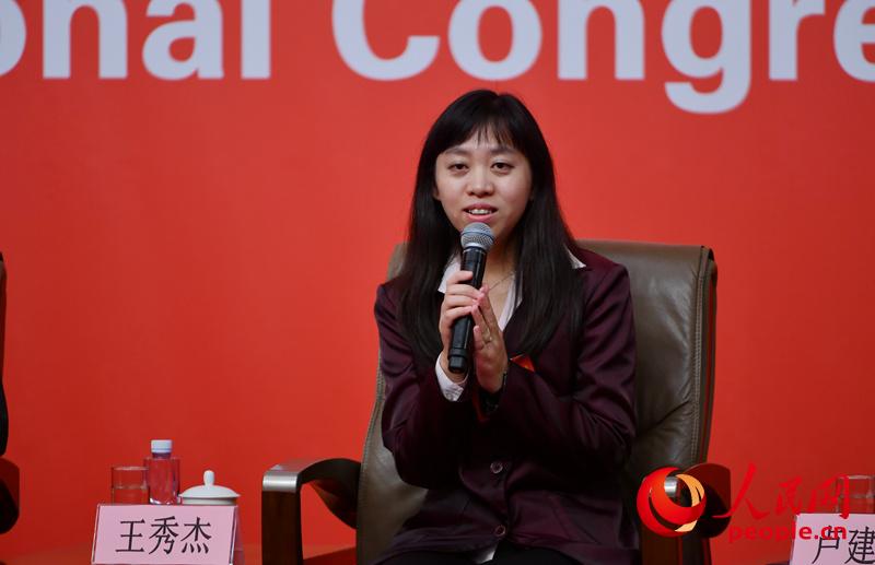 中國科學(xué)院遺傳與發(fā)育生物學(xué)研究所研究員、分子系統(tǒng)生物學(xué)研究中心主任王秀杰接受采訪(人民網(wǎng) 于凱攝)