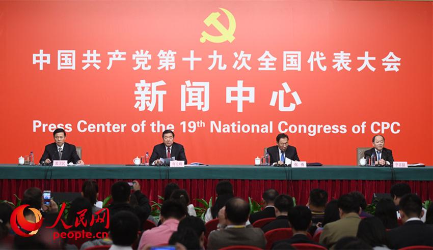 圖為“以新發(fā)展理念為引領(lǐng),推進(jìn)中國(guó)經(jīng)濟(jì)平穩(wěn)健康可持續(xù)發(fā)展”記者招待會(huì)現(xiàn)場(chǎng)(人民網(wǎng)記者 于凱 攝)