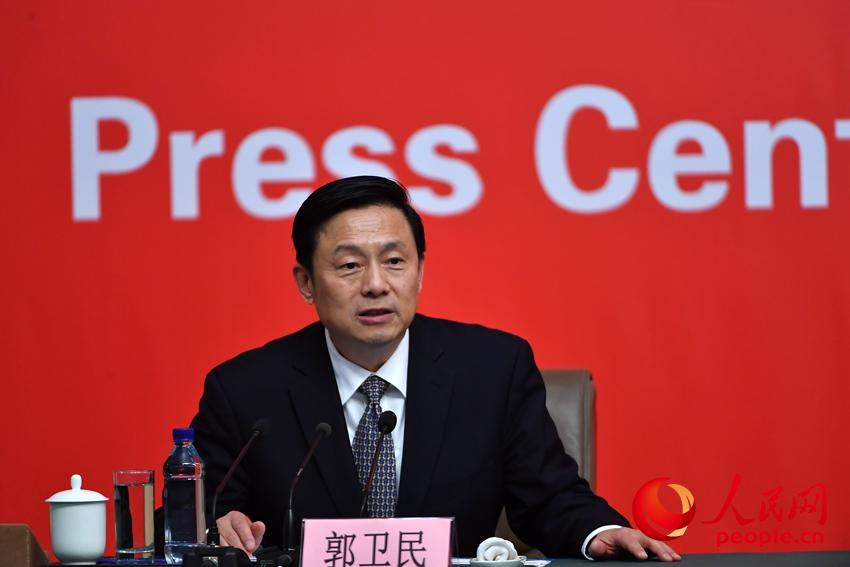 主持人、十九大大會(huì)新聞發(fā)言人郭衛(wèi)民。(人民網(wǎng)記者 于凱 攝)
