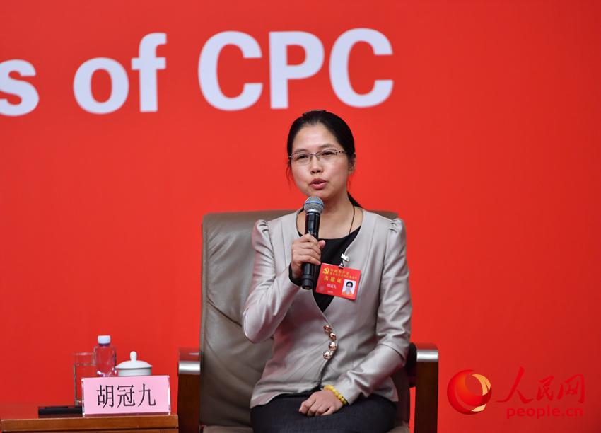 微江蘇省環境監測中心副主任胡冠九介紹情況（人民網記者 於凱攝）