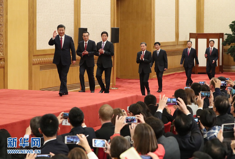 10月25日，剛剛在中共十九屆一中全會上當選的中共中央總書記習近平和中央政治局常委李克強、栗戰書、汪洋、王滬寧、趙樂際、韓正在北京人民大會堂同採訪十九大的中外記者見面。新華社記者 馬佔成 攝
