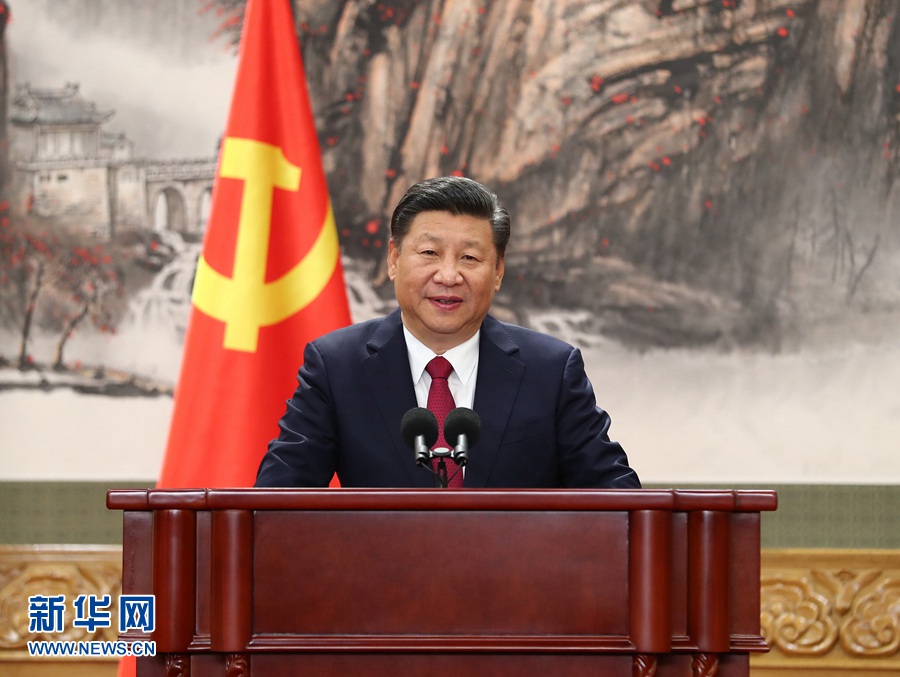 10月25日，剛剛在中共十九屆一中全會上當選的中共中央總書記習近平和中央政治局常委李克強、栗戰書、汪洋、王滬寧、趙樂際、韓正在北京人民大會堂同採訪十九大的中外記者見面。這是習近平總書記發表講話。新華社記者 謝環馳 攝