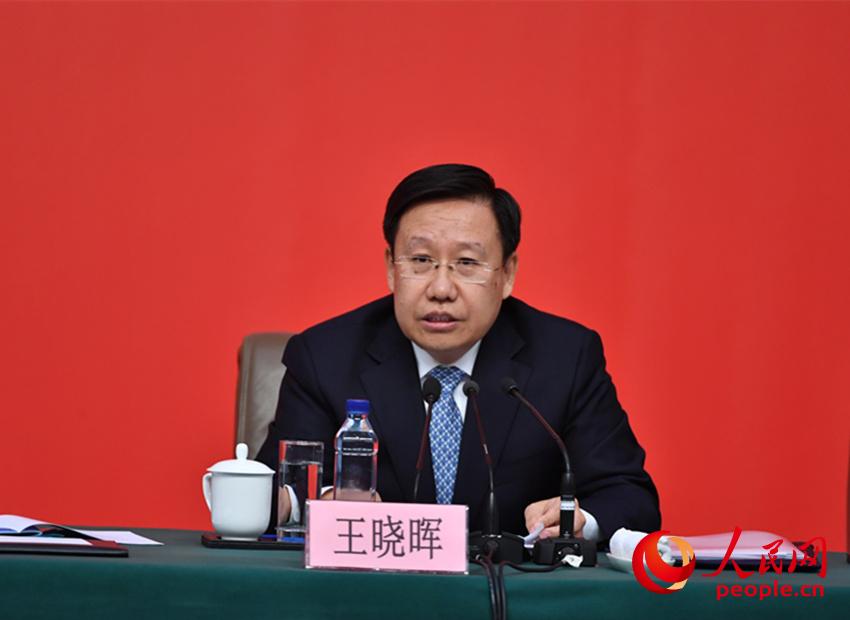 中央政策研究室常務(wù)副主任、中央宣傳部副部長王曉暉介紹情況。（人民網(wǎng)記者 於凱攝）