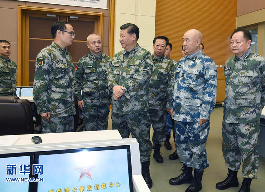 11月3日，中共中央總書記、國家主席、中央軍委主席、軍委聯指總指揮習近平視察軍委聯合作戰指揮中心，表明新一屆軍委貫徹落實黨的十九大精神、推動全軍各項工作向能打仗、打勝仗聚焦的鮮明態度。這是習近平察看了解中心值班備戰情況。新華社記者 李 剛攝