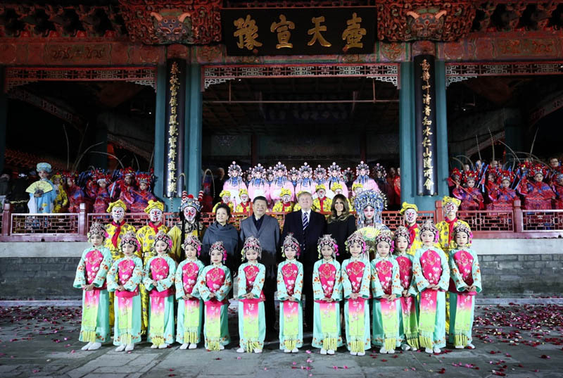 11月8日，國(guó)家主席習(xí)近平和夫人彭麗媛陪同來(lái)華進(jìn)行國(guó)事訪問(wèn)的美國(guó)總統(tǒng)特朗普和夫人梅拉尼婭參觀故宮博物院。這是兩國(guó)元首夫婦共同欣賞京劇表演后同演員們合影。新華社記者蘭紅光攝